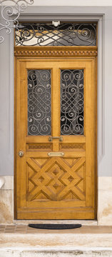Eine prachtvoll geschnitzte und verzierte Holztür eines alten Herrenhauses in Basel in der Schweiz