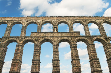 Obraz premium ancient aqueduct against blue sky