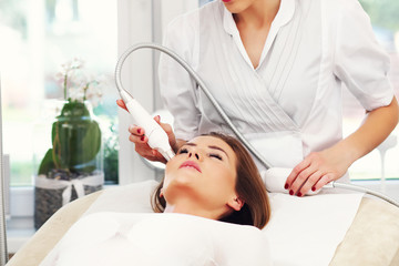 Obraz na płótnie Canvas Woman having facial treatment in beauty salon