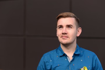 Obraz premium Man looking up