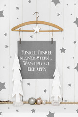 Weihnachtskarte in grau weiß mit Text im Shabby chic look.