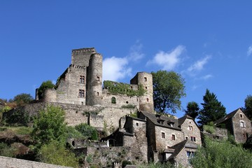 Fototapeta premium Village et château de Belcastel,plus beau village de France en Aveyron