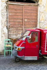 furgoncino rosso parcheggiato in un vicolo di Roma