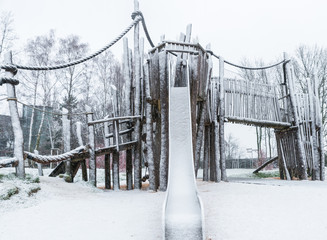 verschneiter spielplatz