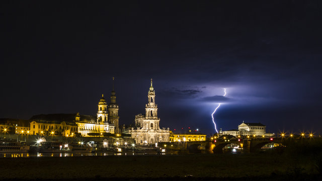 Dresden bei Nacht mit Gewitterstimmung