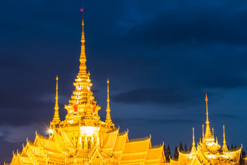 Naklejka premium Gold color temple roof at night