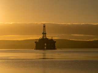 Obraz premium Stacked Semi Submersible Oil Rig at Cromarty Firth in Invergordon