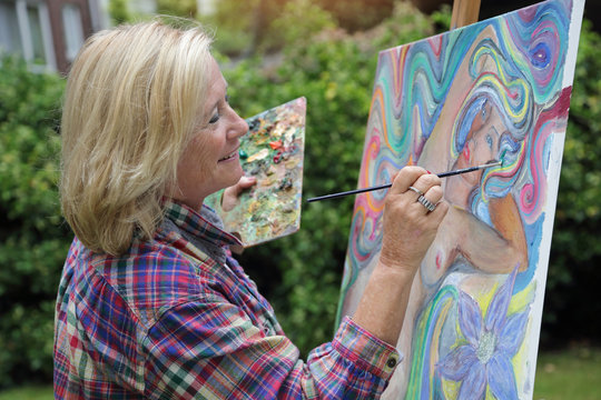 femme senior artiste peintre peignant peinture &agrave; l'huile en ext&eacute;rieur