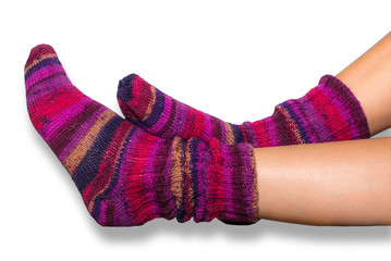 Beerenfarbene, selbstgestrickte Wollsocken