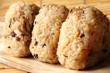 鶏肉とごぼうの混ぜご飯（おにぎり）