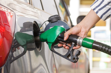 Fuel nozzle to refill fuel in car