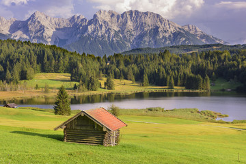 Panorama Landschaft in Bayern am See vor dem Karwendelgebirge