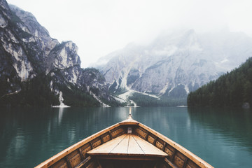 Barque en bois au lac de Braies