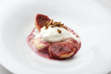 Figs Passito di Pantelleria with milk ice cream and almonds