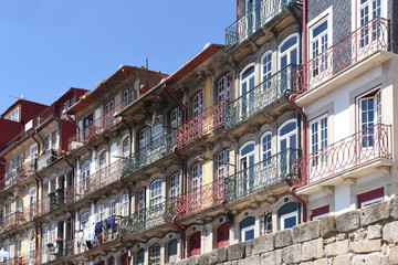 Fototapeta na wymiar colorful houses along the Douro River in the city of Porto, Port