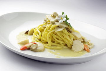 Tagliolini with scallops and mushrooms