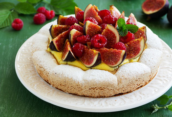 Almond meringue cake with figs and raspberries.