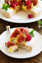 Almond meringue cake with figs and raspberries.