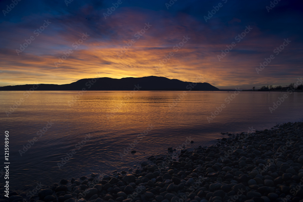 Wall mural sunset in the san juan islands. a very dramatic puget sound sunset over orcas island in the san juan