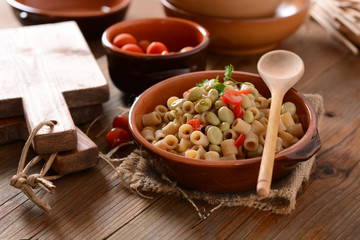 piatto vegetariano - pasta integrale con fave e pomodoro