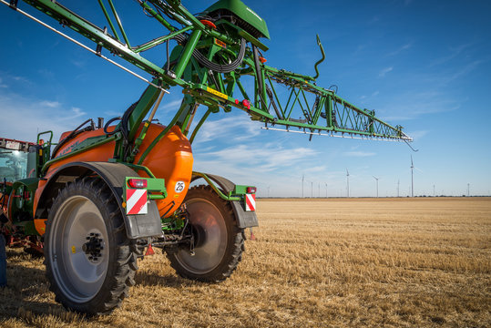 Maquinaria agr&iacute;cola nuevos tractores y aperos de labranza