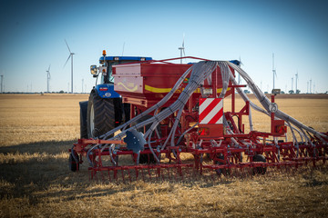 Fototapeta premium Maquinaria agrícola nuevos tractores y aperos de labranza