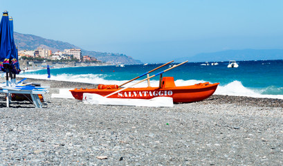 Barca da salvataggio sulla spiaggia