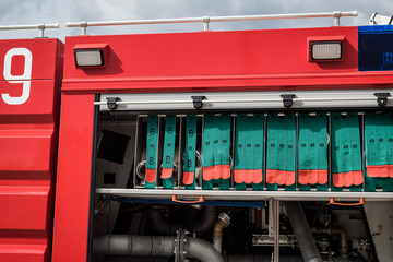 Wóz strażacki węże gaśnicze © BlackMediaHouse