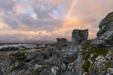 Fototapeta na wymiar Stürmisches Wetter mit Regenbogen an der Felsenküste von Fårö, Schweden