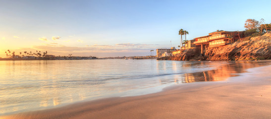 Naklejka premium Zachód słońca nad portem w Corona del Mar, Kalifornia na plaży w Stanach Zjednoczonych