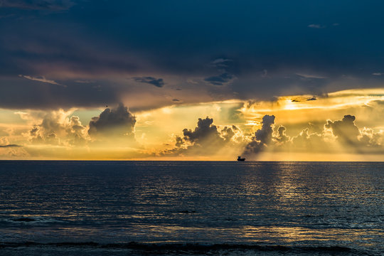 Fototapeta Sunrise on the beach/Beautiful sunrise over the sea