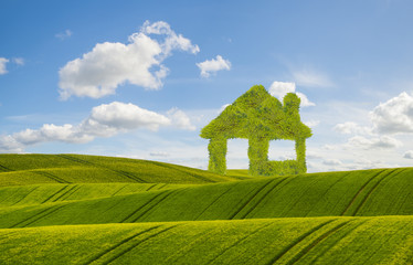 Koncepcja ekologicznego,zielonego domu na tle błękitnego nieba - obrazy, fototapety, plakaty