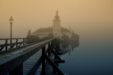 Schloss Orth im Morgennebel