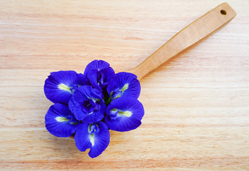 Pea flowers healthy drink in  wooden spoon