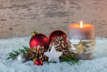 Fototapeta na wymiar Weihnachtskarte Kerze im Schnee mit Weihnachtsdekoration