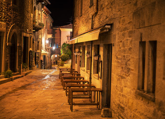 Fototapeta na wymiar Night streets of the old town.