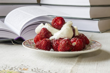 deser truskawkowy na tle książek, strawberry pie © Krzysztof Matloch