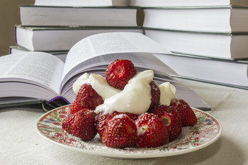 deser truskawkowy na tle książek, strawberry pie