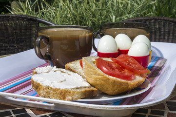 śniadanie w ogrodzie, kanapka pomidor i kawa zbożowa na świeżym powietrzu - obrazy, fototapety, plakaty