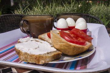 śniadanie w ogrodzie, kanapka pomidor i kawa zbożowa na świeżym powietrzu