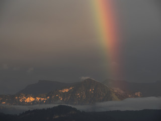 Rainbow over the mountain range, Regenbogen über den Bergen