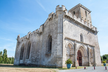 Fototapeta na wymiar Esnandes, église saint Martin. Charentes maritimes, Poitou Charentes, France