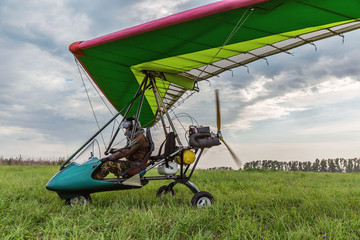 Parapente motorisé sur le terrain de vol avec de l& 39 herbe verte.
