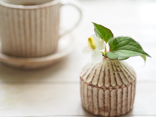 一輪挿しに花