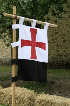 Croix pattée sur un drapeau de l'Ordre des Templiers.