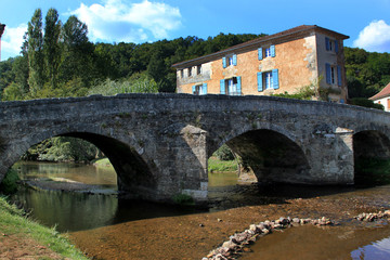 Obraz premium Vieux pont à St jean de Côle.