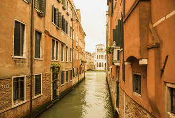 Fototapeta na wymiar канал в венеции. узкая улица старые дома канал. 