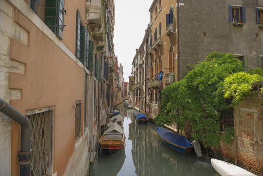 канал в венеции. узкая улица старые дома канал. 