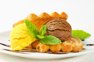 Ice cream with puff pastry biscuits