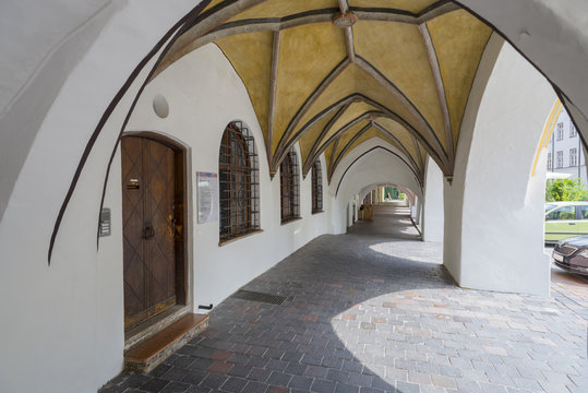 Gewölbegang eines mittelalterlichen Patrizierhauses in der Altstadt von Wasserburg am Inn,Bayern,Deutschland